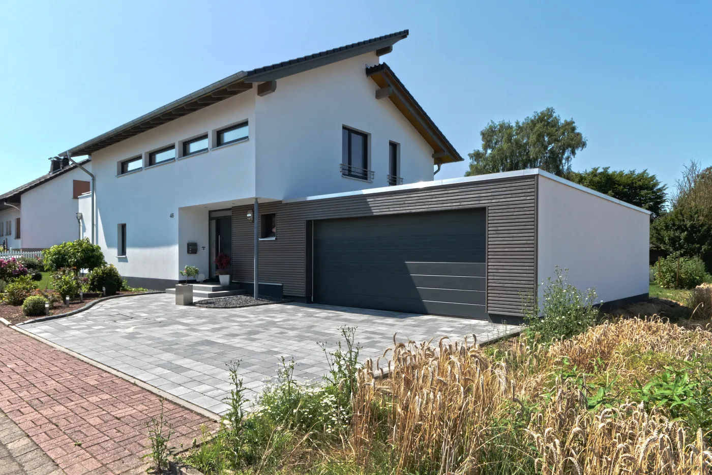 Einfamilienhaus in Löhne: Wohnhaus mit Pultdach und Doppelgarage