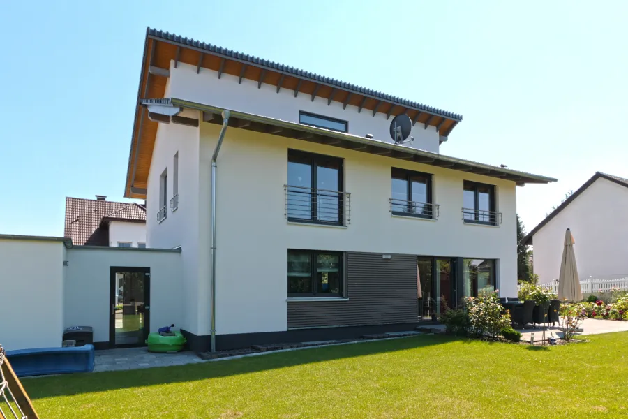 Einfamilienhaus in Löhne: Wohnhaus mit Pultdach und Gartenterrasse