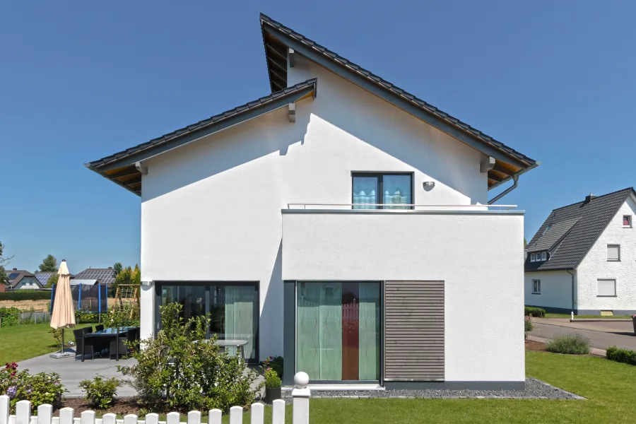 Einfamilienhaus in Löhne: Wohnhaus mit Pultdach und Holzelement am Eingang