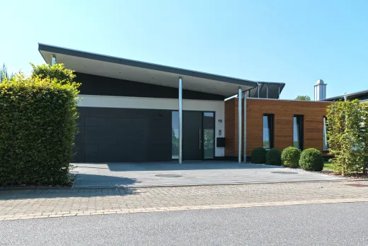 Einfamilienhaus in Löhne: Flachdachbau mit Holzfassade und Garage