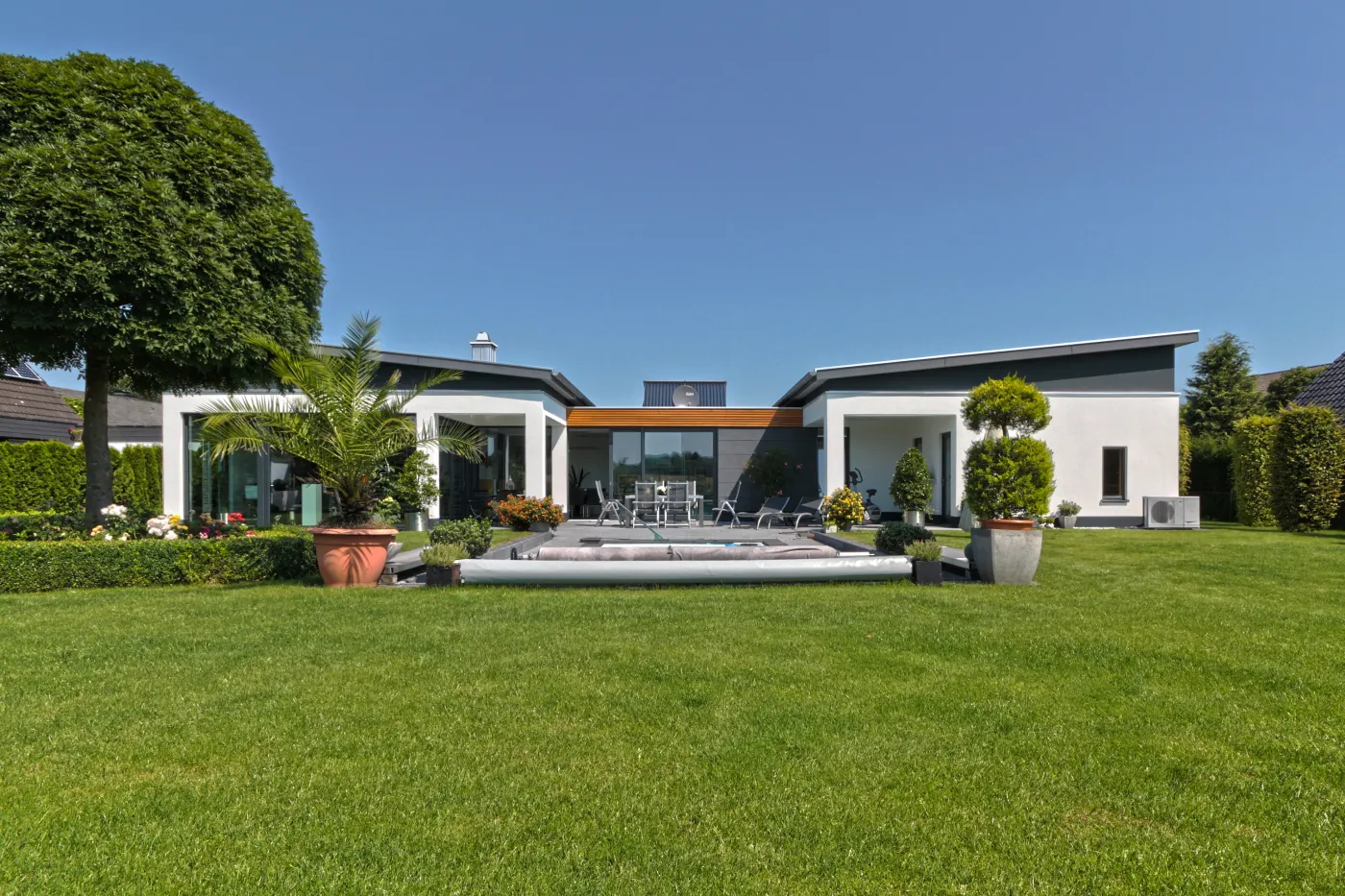 Einfamilienhaus in Löhne: Bungalow mit Pool und weitläufigem Garten