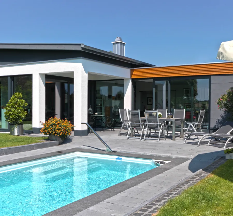 Einfamilienhaus in Löhne: Pool und Terrasse am Bungalow