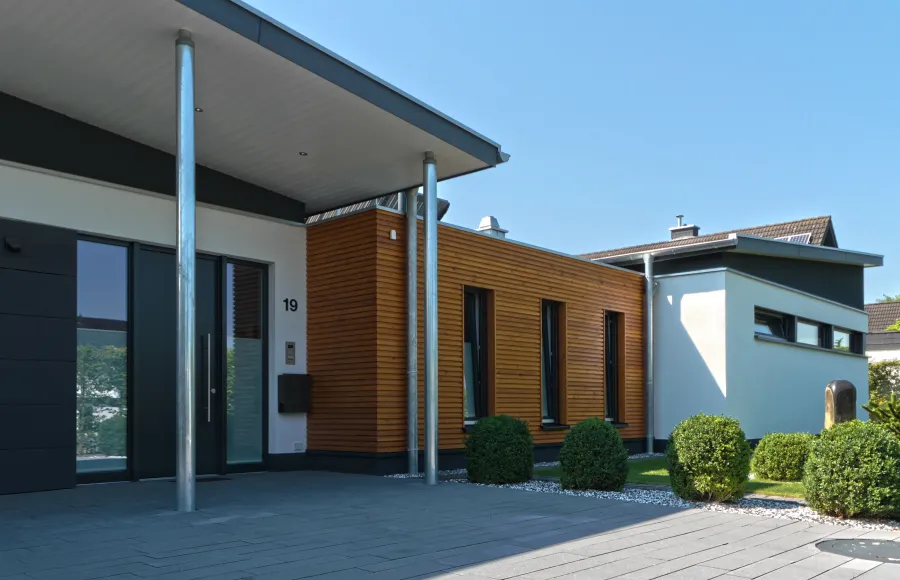 Einfamilienhaus in Löhne: Eingangsbereich mit Holzfassade und Vordach