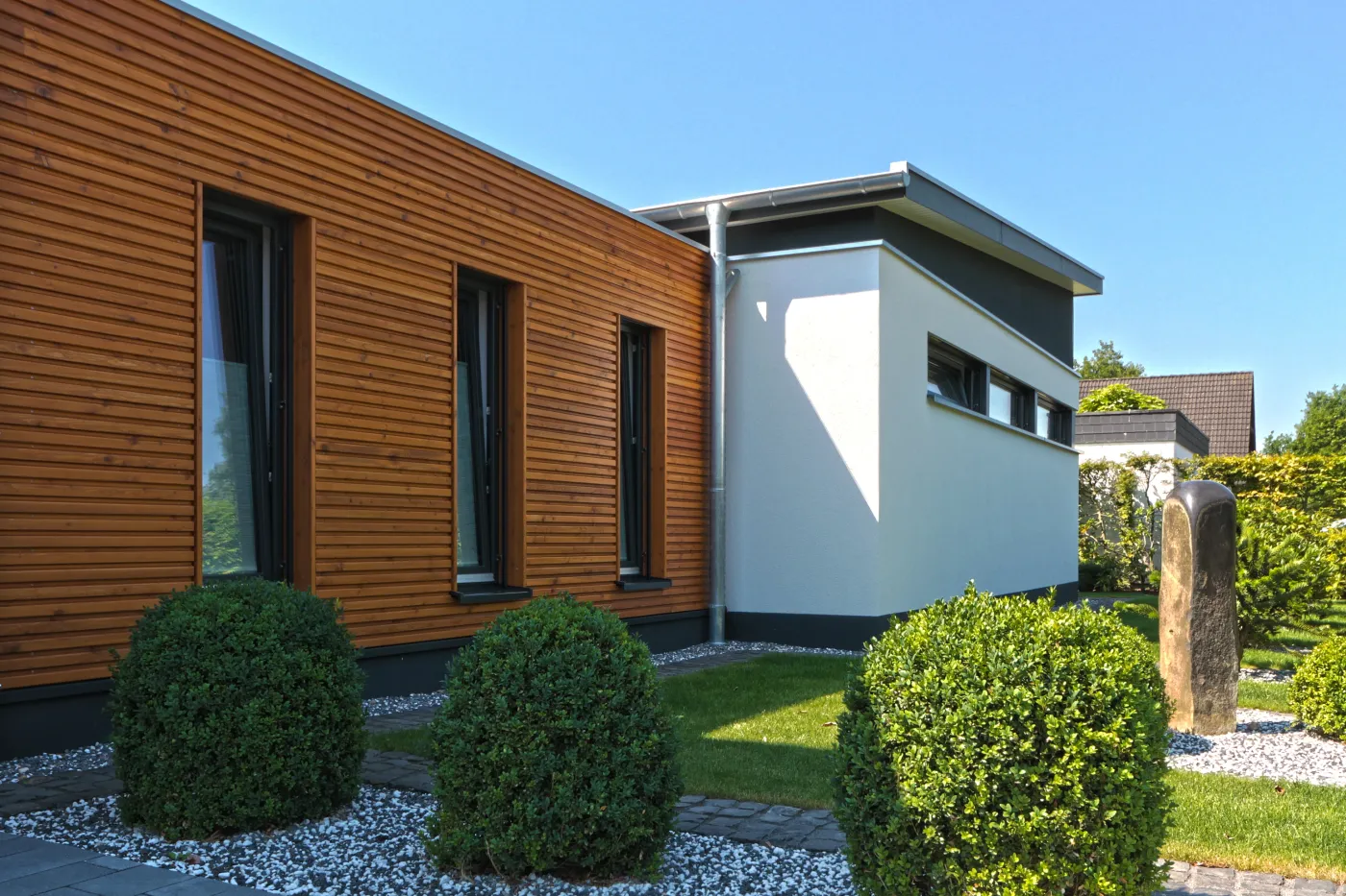 Einfamilienhaus in Löhne: Holzfassade mit schmalen Fenstern
