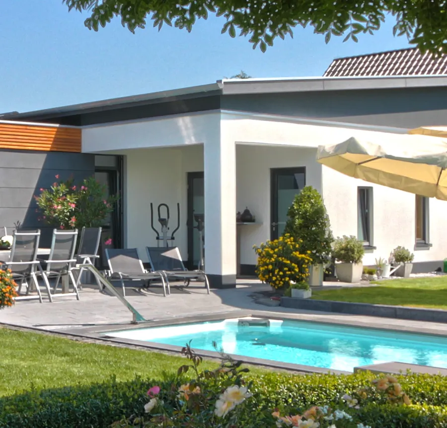 Einfamilienhaus in Löhne: Bungalow mit Pool und Sonnenschirm