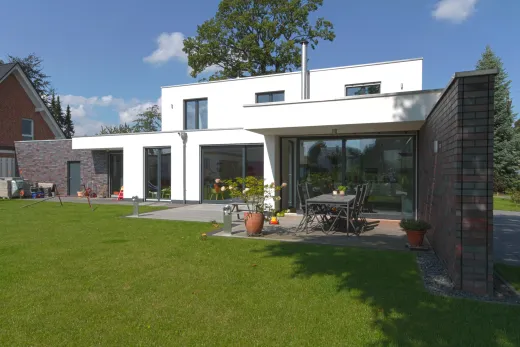 Einfamilienhaus in Löhne: Flachdachhaus mit Klinkerelement und Terrasse