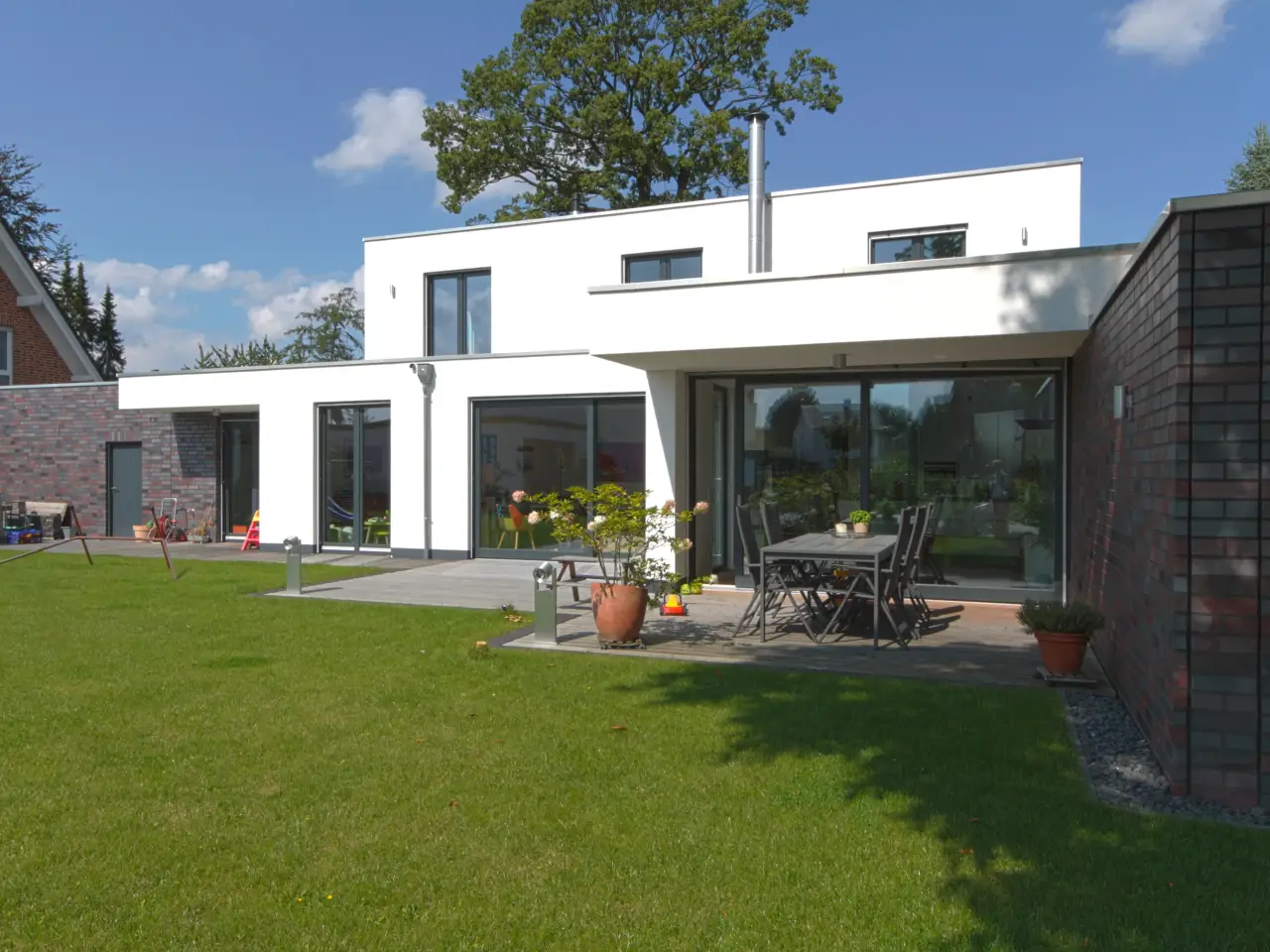 Einfamilienhaus in Löhne: Flachdachhaus mit Klinkerelement und Terrasse
