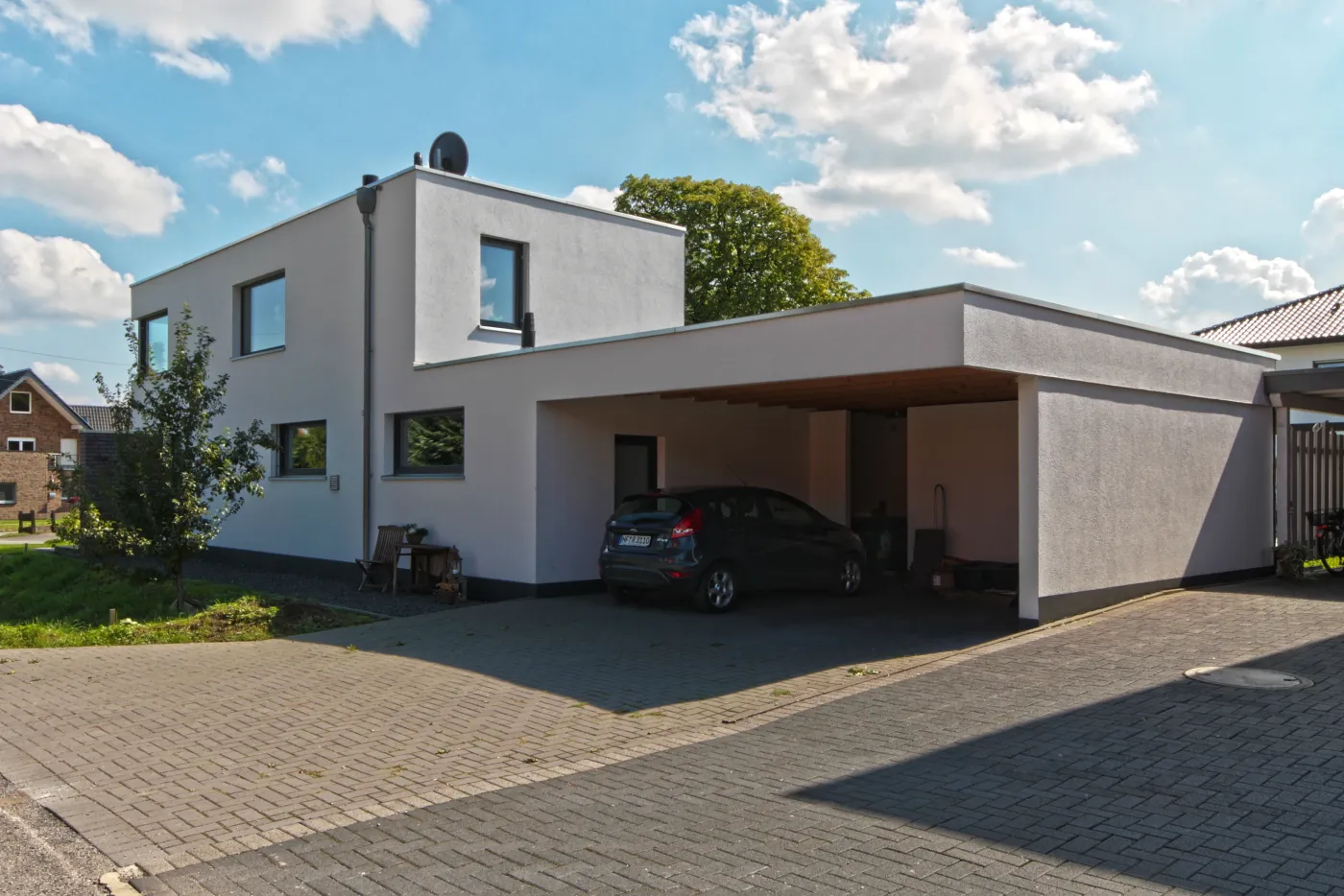 Einfamilienhaus in Löhne: Flachdachhaus mit Carport