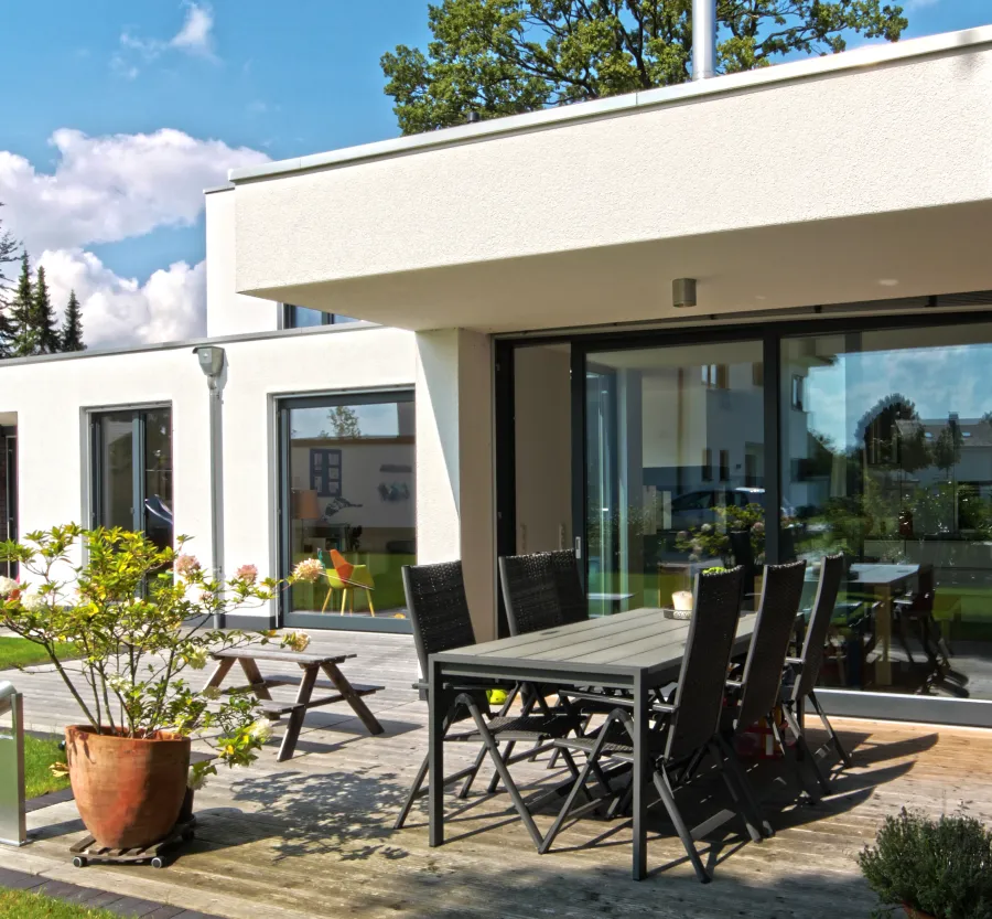 Einfamilienhaus in Löhne: Terrasse mit Gartenmöbeln am Flachdachhaus