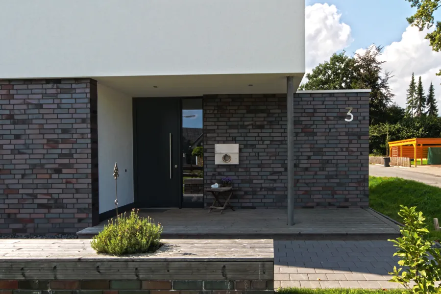 Einfamilienhaus in Löhne: Hauseingang mit Klinkerwand