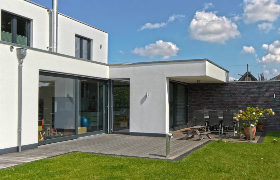 Einfamilienhaus in Löhne: Flachdachhaus mit Terrasse und Glasfront
