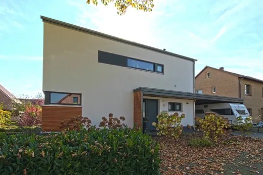 Einfamilienhaus in Löhne: Wohnhaus mit Pultdach und Carport