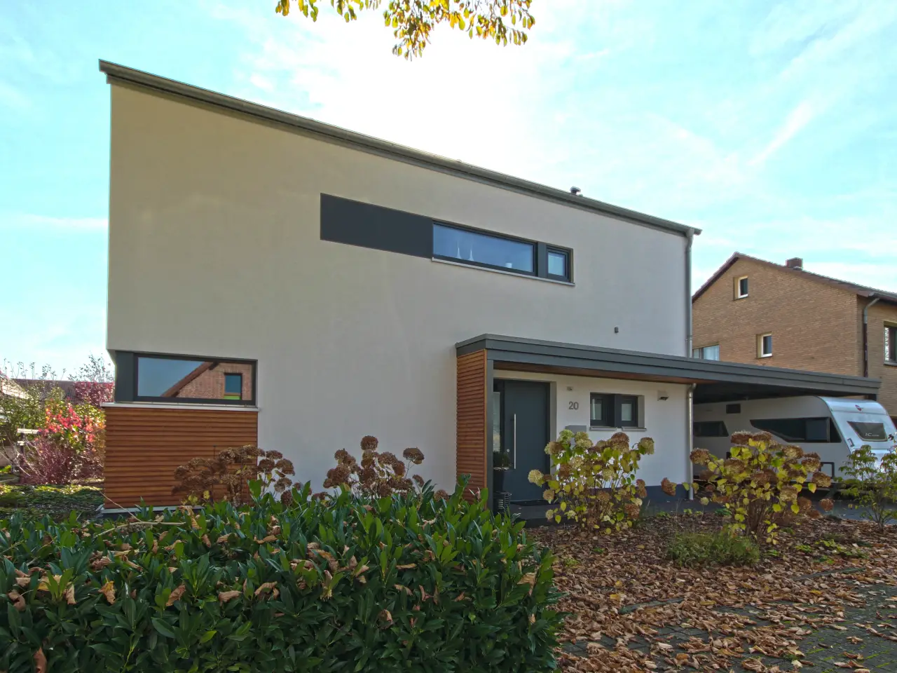 Einfamilienhaus in Löhne: Wohnhaus mit Pultdach und Carport