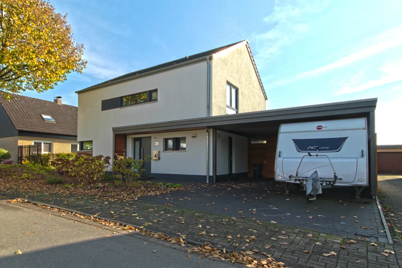 Einfamilienhaus in Löhne: Wohnhaus mit Pultdach, Carport und Wohnwagen