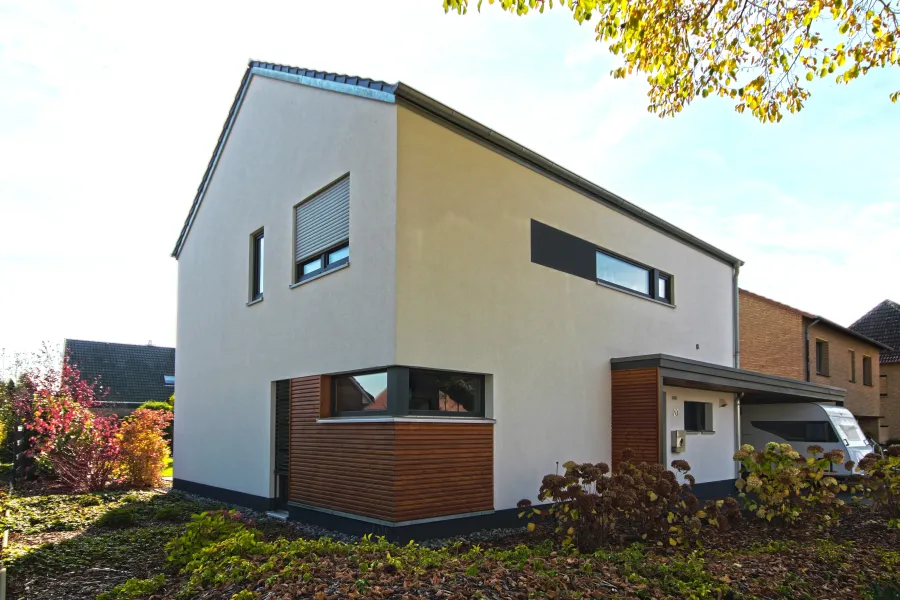 Einfamilienhaus in Löhne: Wohnhaus mit Holzverkleidung im Erdgeschoss
