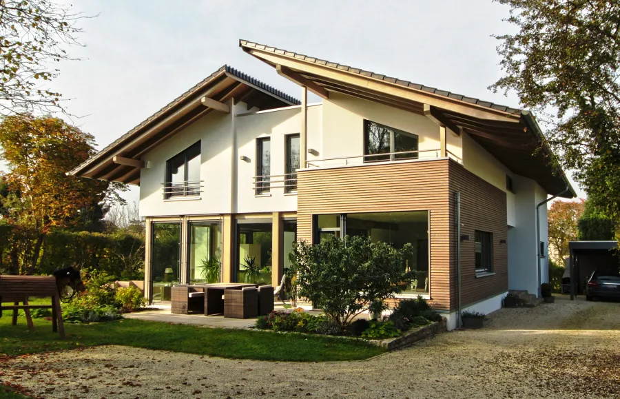 Einfamilienhaus in Löhne: Wohnhaus mit Holzanbau und Terrasse