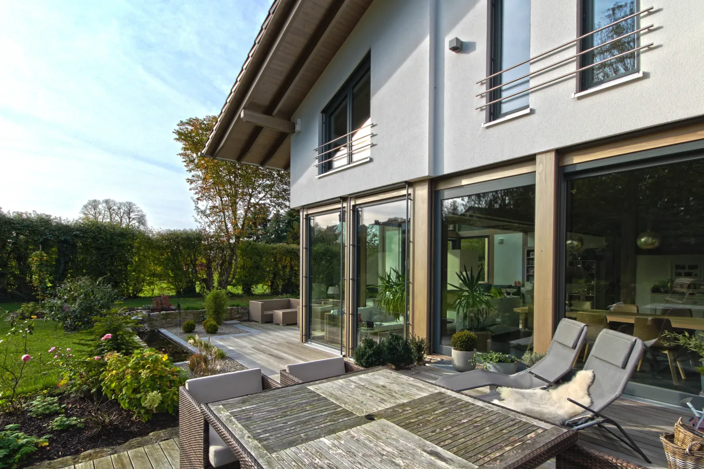 Einfamilienhaus in Löhne: Terrasse mit Liegen vor großer Glasfront