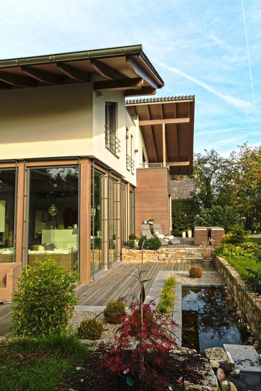 Einfamilienhaus in Löhne: Holzterrasse mit Teich