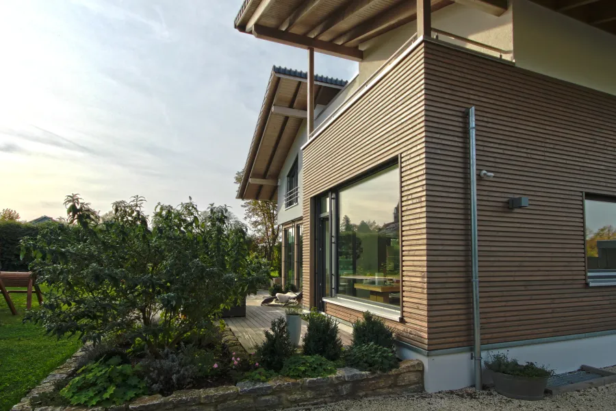 Einfamilienhaus in Löhne: Holzverkleidete Fassade mit Eckfenster