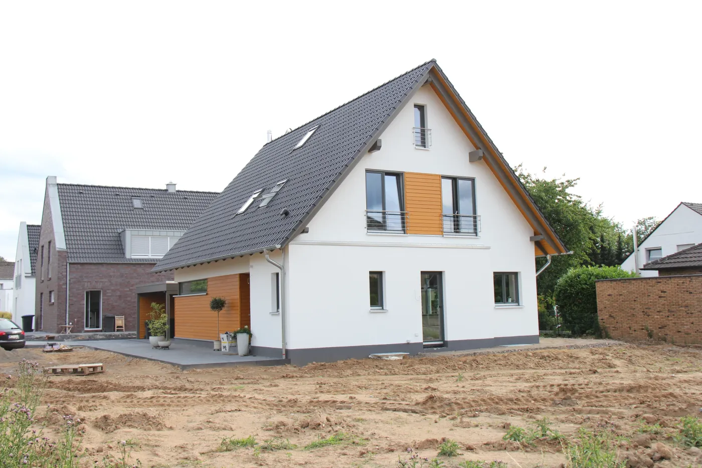 Einfamilienhaus in Meerbusch: Satteldachhaus mit Holzelement im Giebel