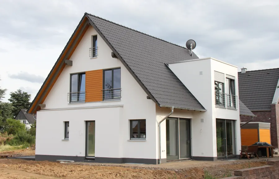 Einfamilienhaus in Meerbusch: Satteldachhaus mit kubischem Anbau