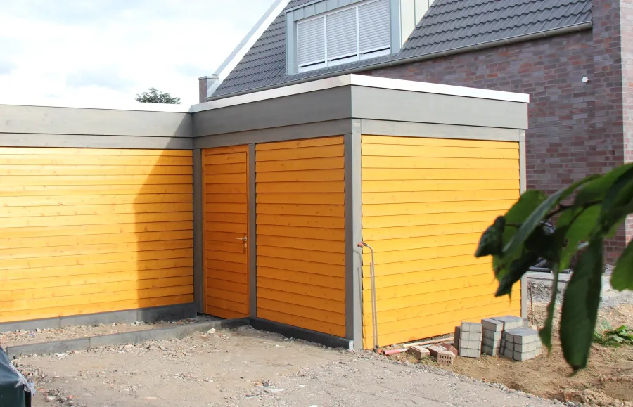 Einfamilienhaus in Meerbusch: Garage mit Holzverkleidung
