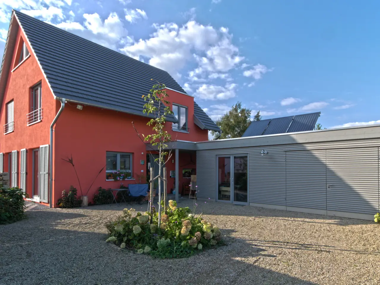 Einfamilienhaus in Minden: Rotes Satteldachhaus mit grauem Anbau