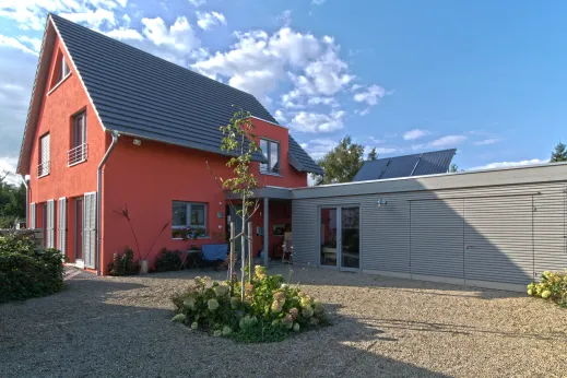 Einfamilienhaus in Minden: Rotes Satteldachhaus mit grauem Anbau