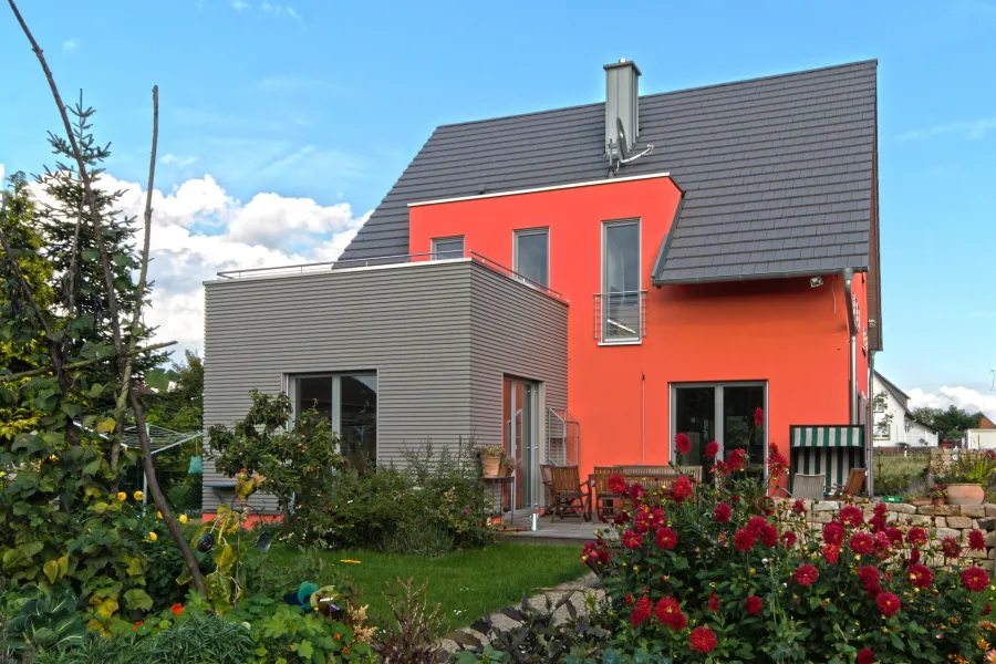 Einfamilienhaus in Minden: Rotes Haus mit grauem Kubus und Rosengarten