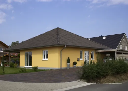 Einfamilienhaus in Minden: Bungalow mit Walmdach und gelber Fassade