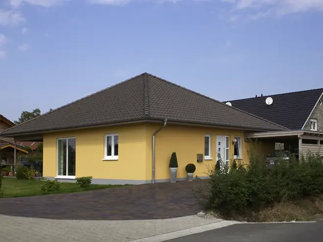Einfamilienhaus in Minden: Bungalow mit Walmdach und gelber Fassade