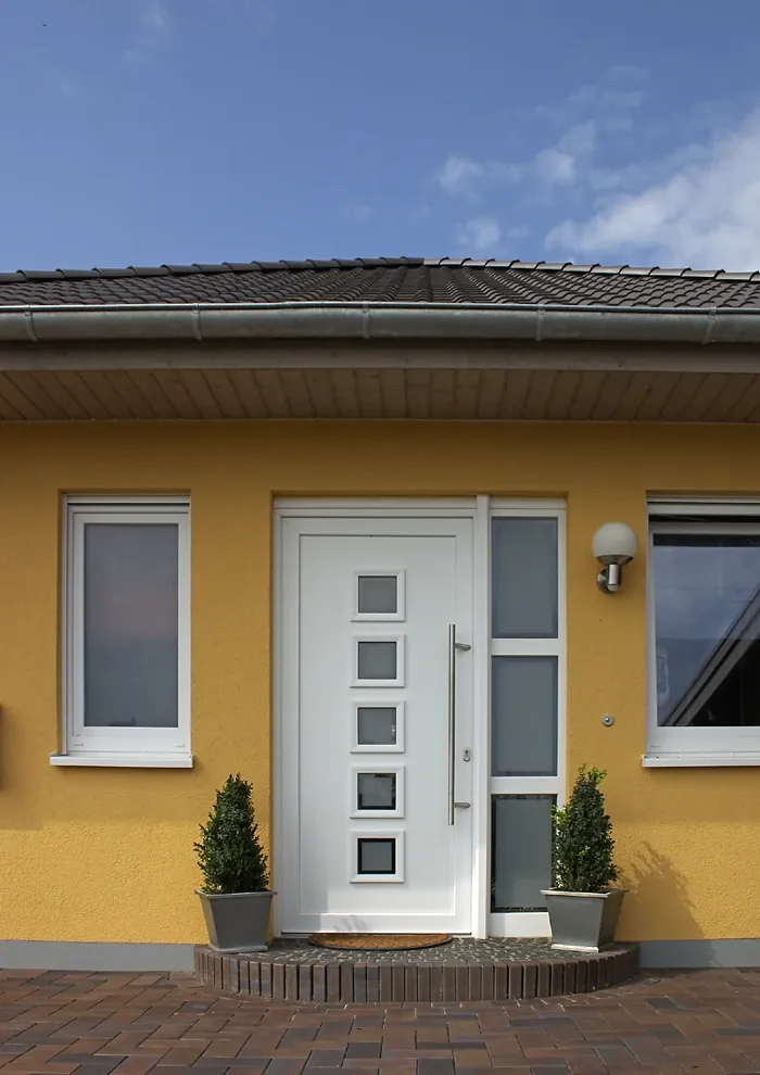 Einfamilienhaus in Minden: Hauseingang mit weißer Tür an gelber Fassade