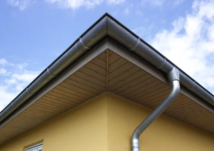 Einfamilienhaus in Minden: Dachüberstand mit Holzverkleidung, Detail