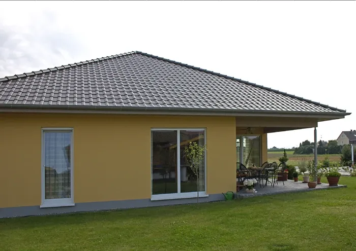 Einfamilienhaus in Minden: Gelber Bungalow mit überdachter Terrasse