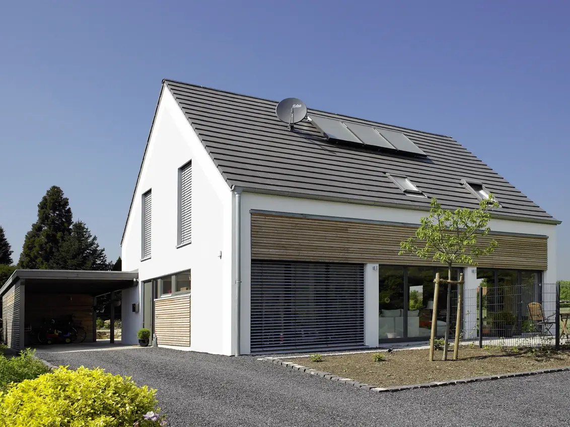 Einfamilienhaus in Minden: Satteldachhaus mit Solarkollektoren und Holzelementen