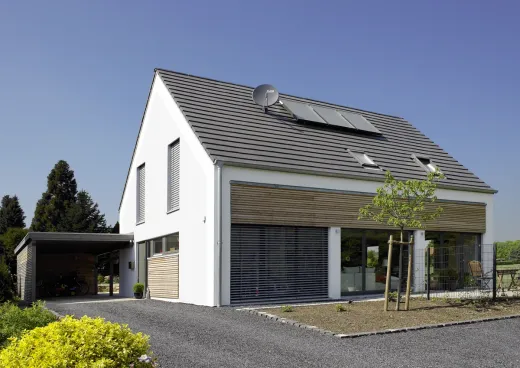 Einfamilienhaus in Minden: Satteldachhaus mit Solarkollektoren und Holzelementen