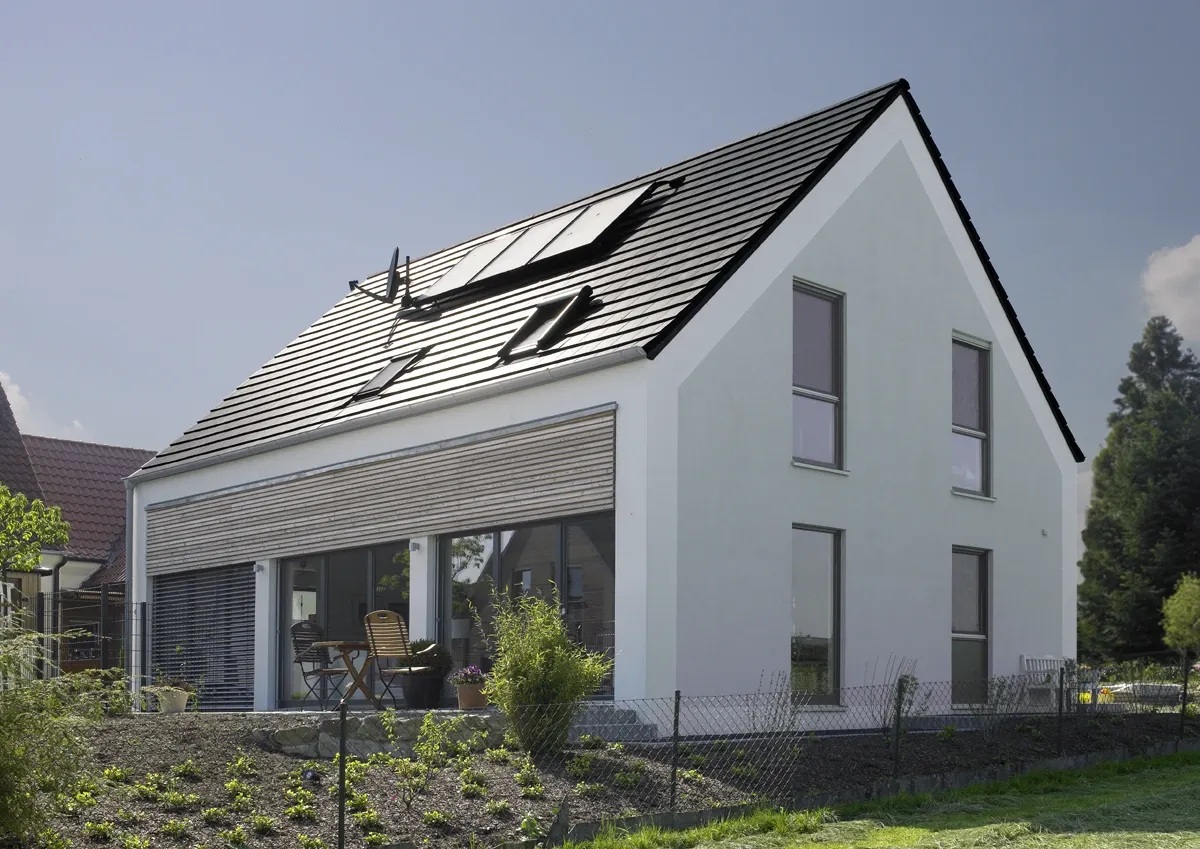 Einfamilienhaus in Minden: Satteldachhaus mit Holzband und Terrasse