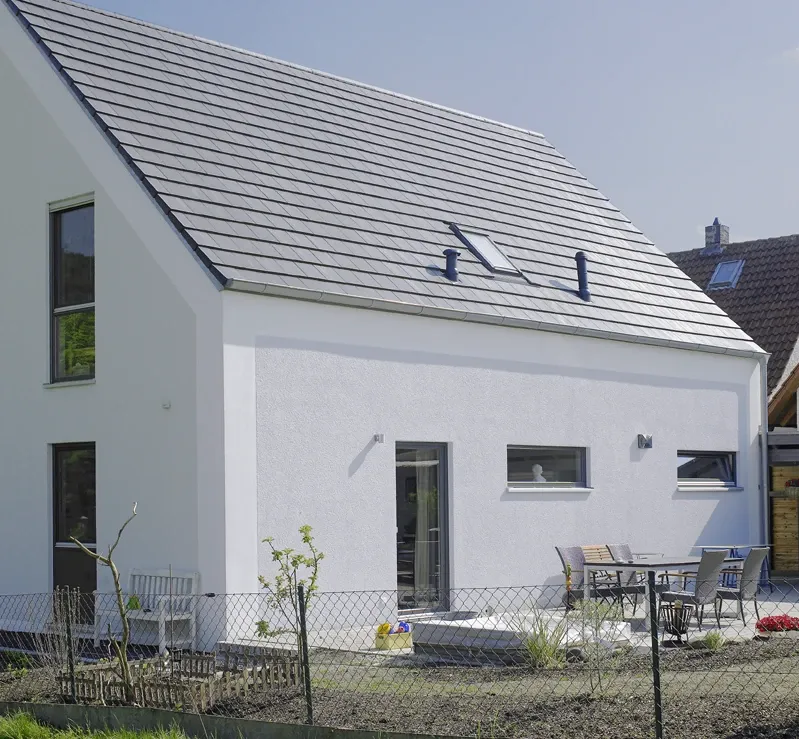 Einfamilienhaus in Minden: Weißes Satteldachhaus mit Dachfenstern
