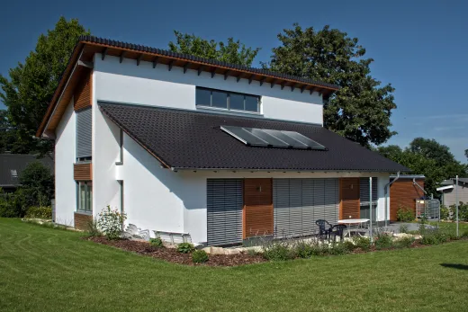 Einfamilienhaus in Minden: Wohnhaus mit Pultdach und Solaranlage