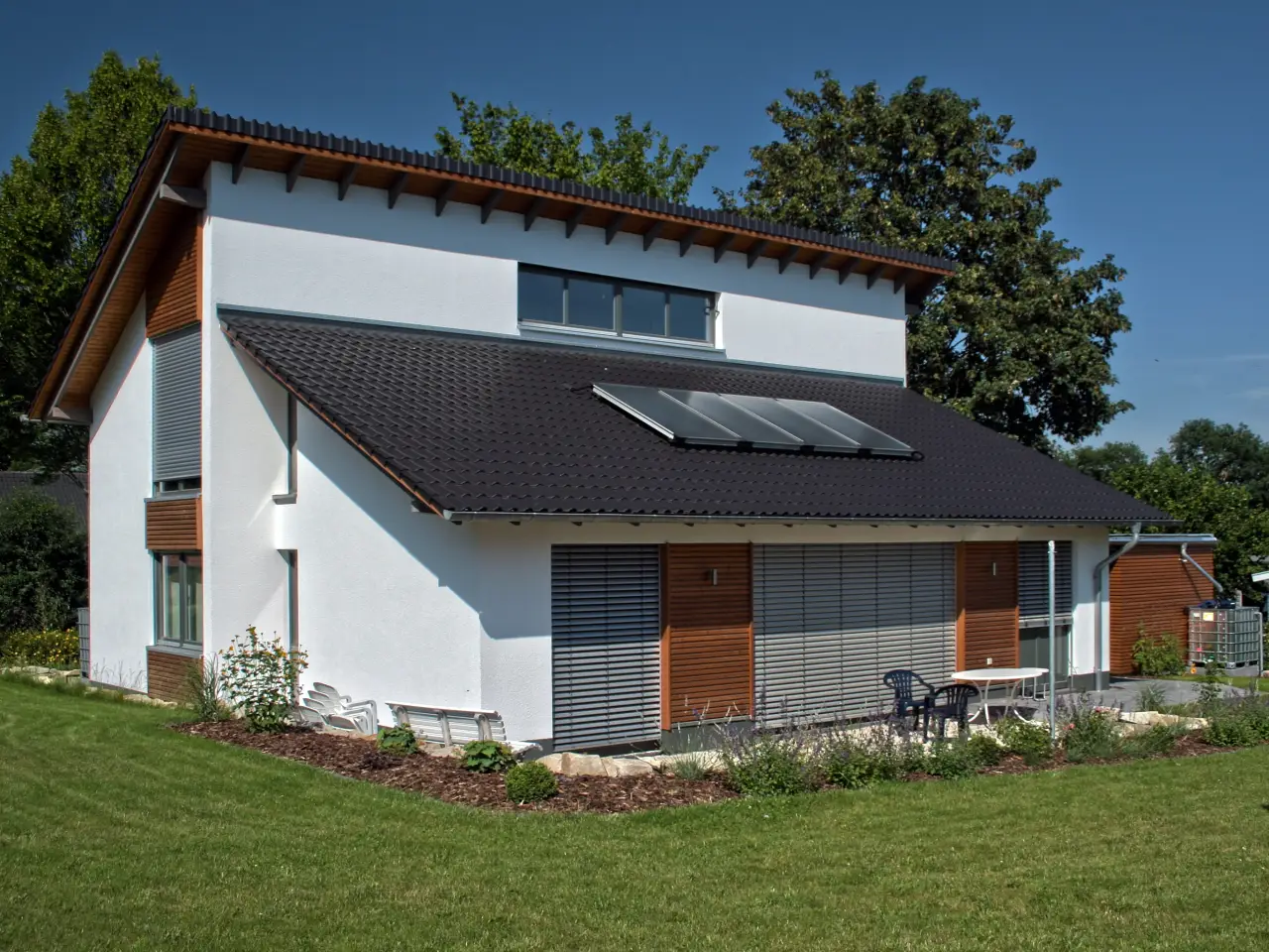 Einfamilienhaus in Minden: Wohnhaus mit Pultdach und Solaranlage