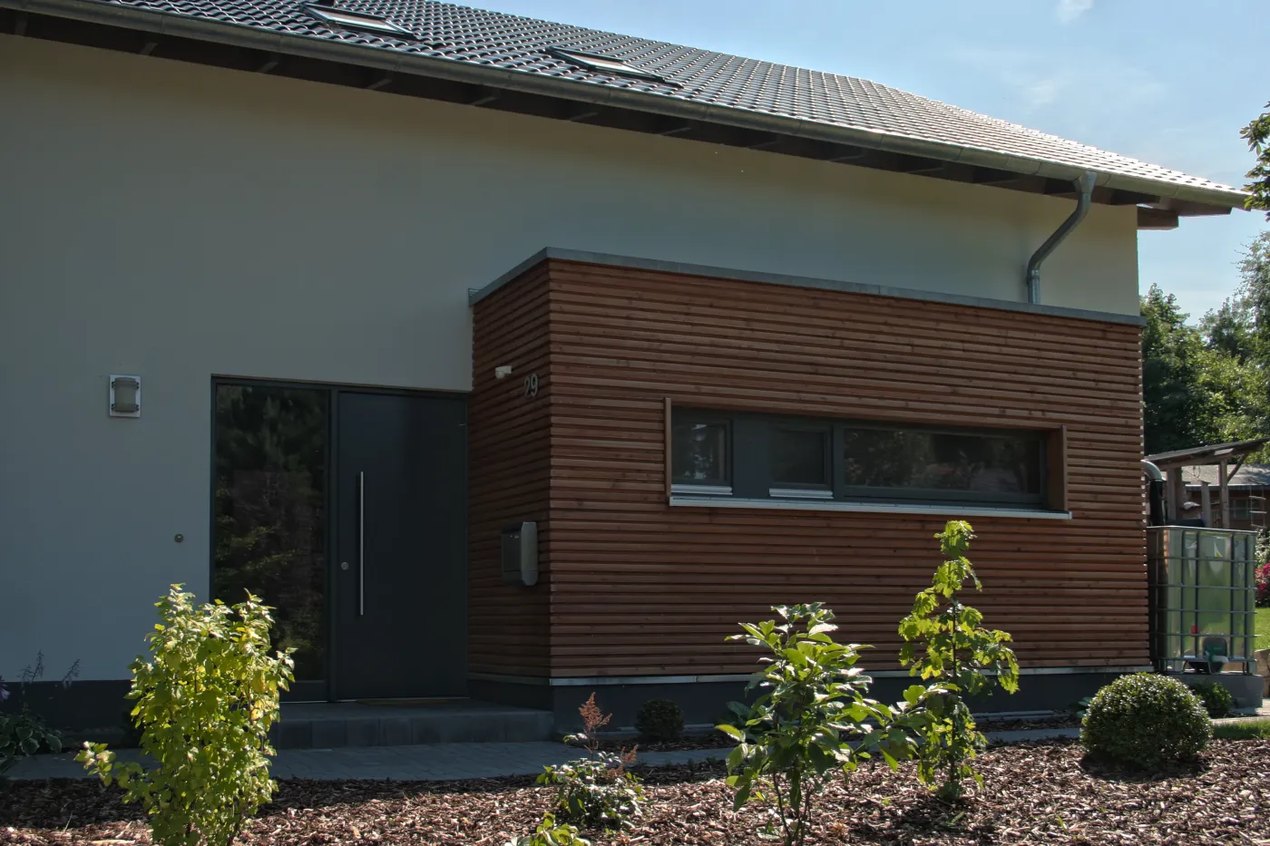 Einfamilienhaus in Minden: Holzverkleideter Eingangsbereich