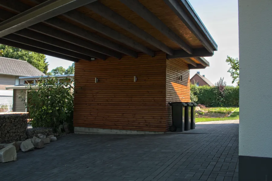 Einfamilienhaus in Minden: Durchgang mit Holzverkleidung unter dem Vordach