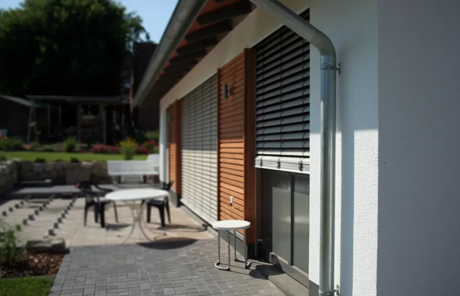 Einfamilienhaus in Minden: Raffstore und Terrasse, Detail