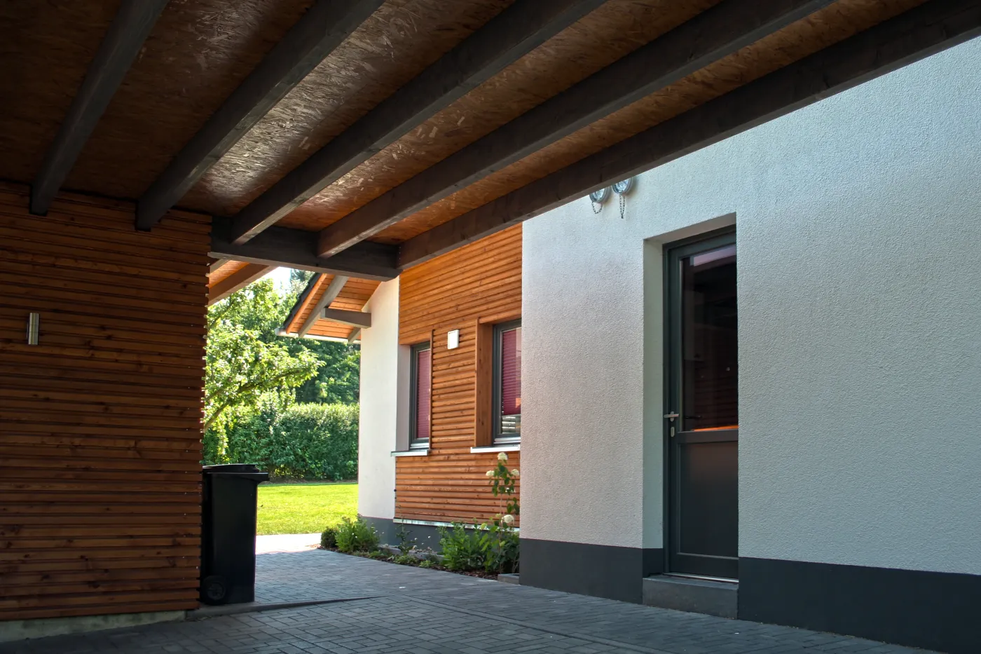 Einfamilienhaus in Minden: Überdachter Eingang mit Holzverkleidung