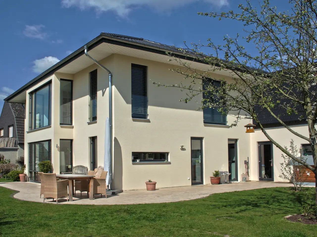 Einfamilienhaus in Minden: Wohnhaus mit Walmdach und Terrasse