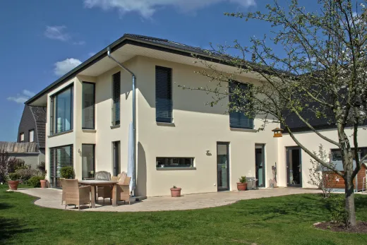 Einfamilienhaus in Minden: Wohnhaus mit Walmdach und Terrasse