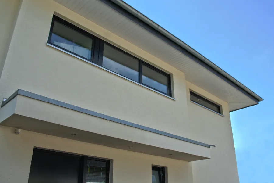 Einfamilienhaus in Minden: Fensterband unter dem Dachüberstand