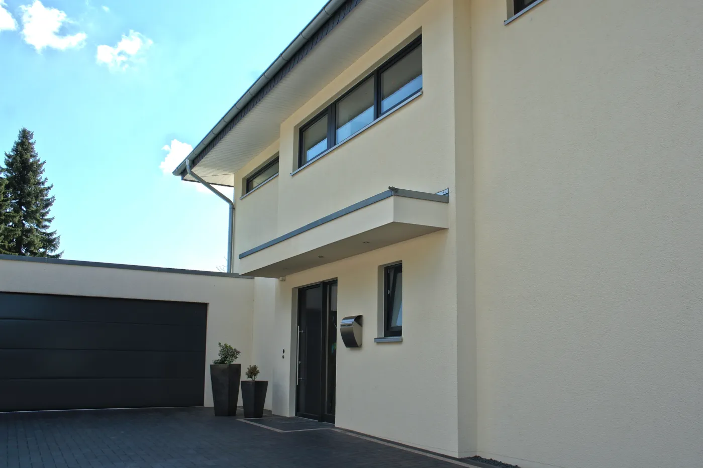 Einfamilienhaus in Minden: Hauseingang mit Garage