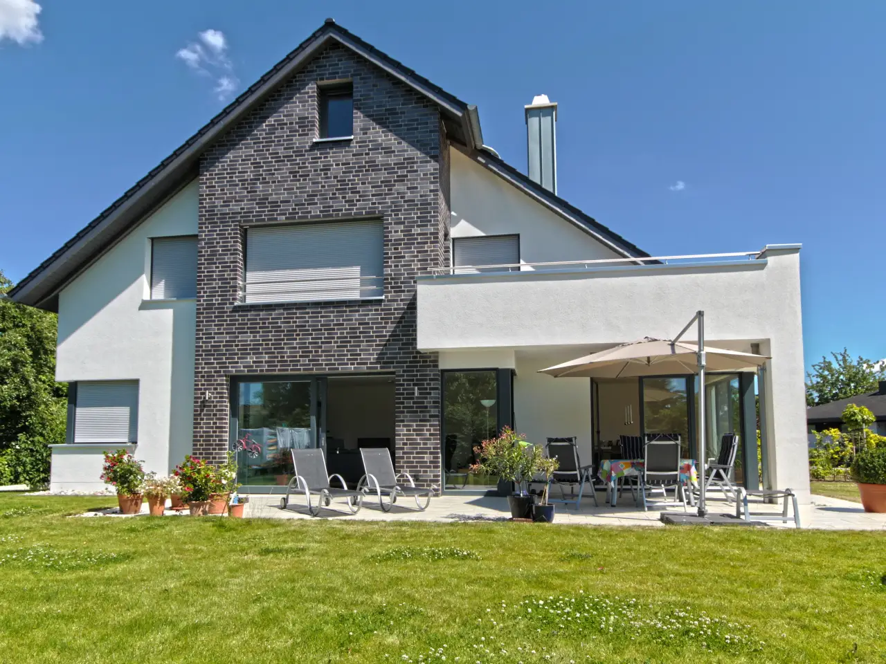 Einfamilienhaus in Minden: Wohnhaus mit Klinkergiebel und Terrasse