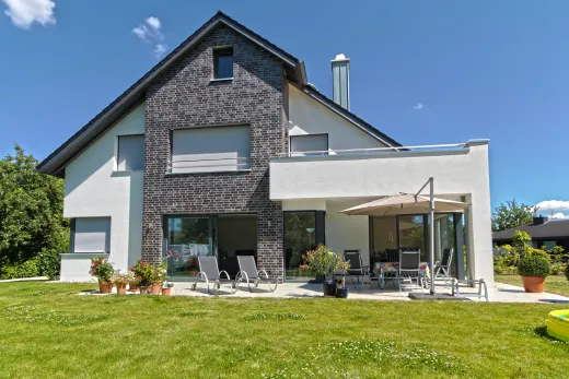 Einfamilienhaus in Minden: Wohnhaus mit Klinkergiebel und Terrasse